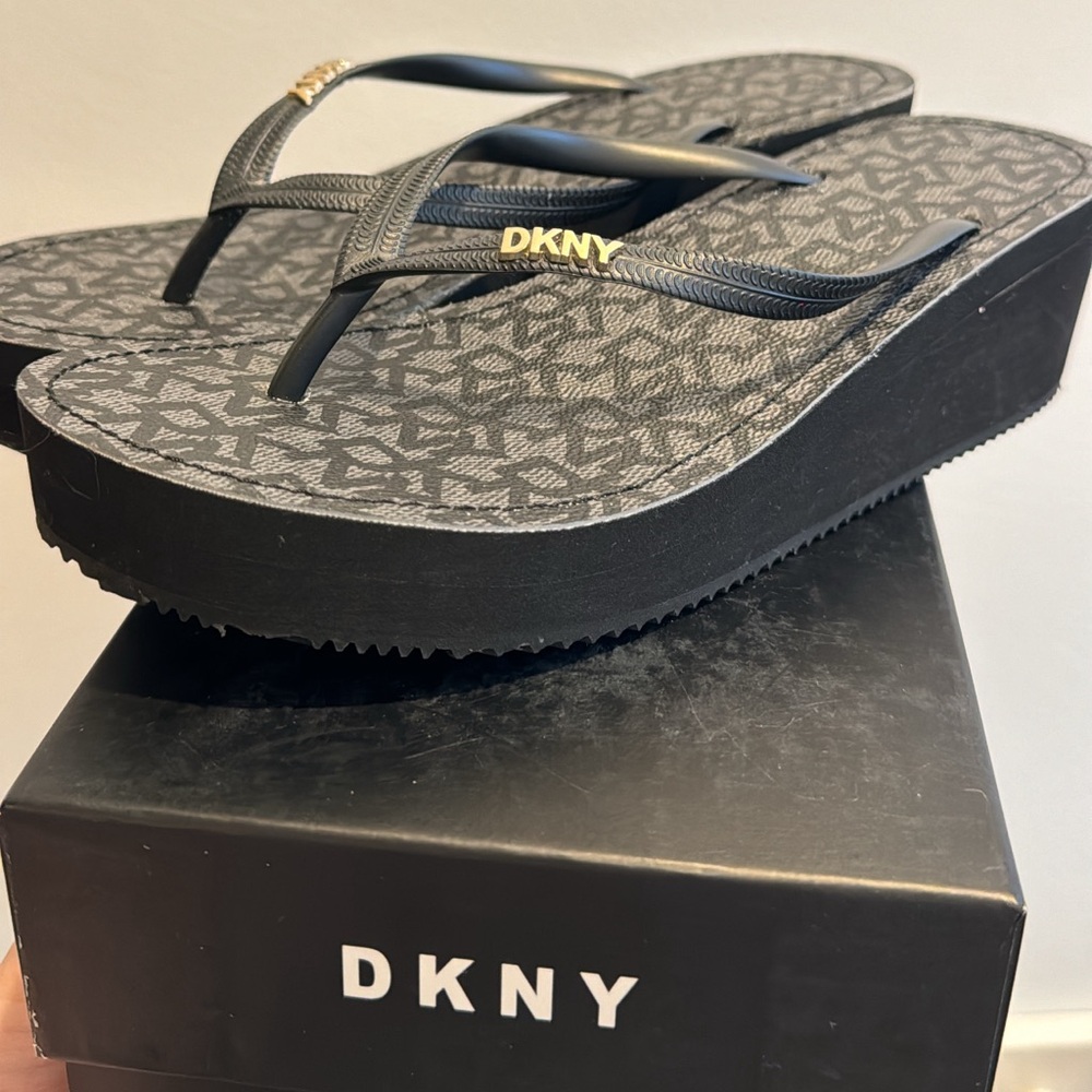 DKNY Black and Gray Patterned Platform Sandals NWT - image 4